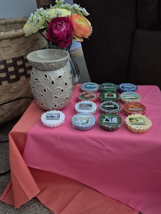 Yankee Candle Other - Ceramic Wax Warmer in Cream  Decorative Cutouts & 13 Yankee Candle Wax Melts